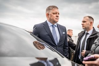 „Fico je zrádce.“ Studenti na setkání s premiérem přišli v černém - Seznam Zprávy